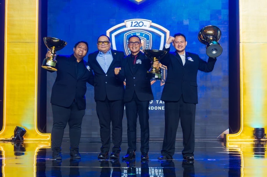 Andre Mulyadi beserta penerima penghargaan Bengkel Modifikasi Terbaik pada IMI Awards 2025
