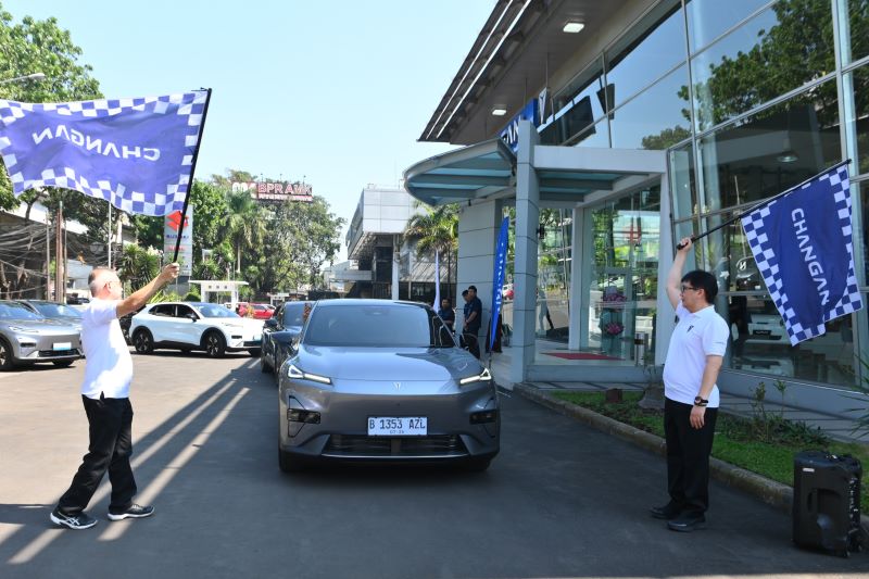 rsz (ki-ka)_ Ridjal Mulyadi selaku Head of Marketing Changan Indonesia & Setiawan Surya selalu CEO Changan Indonesia