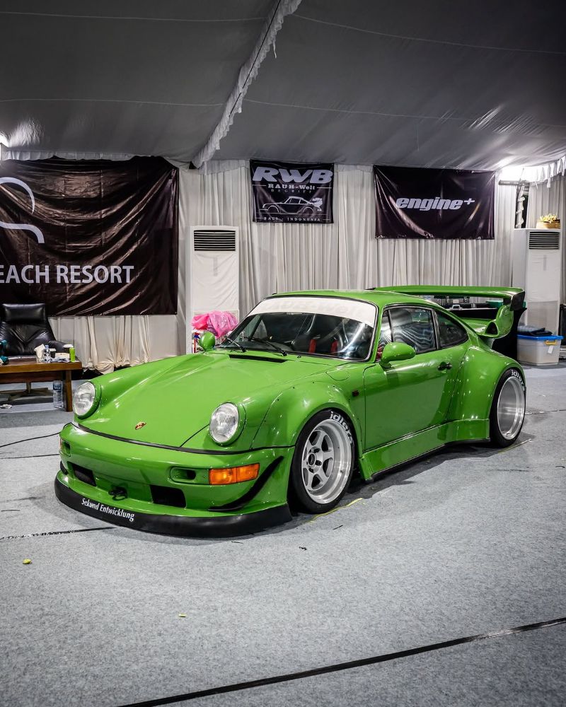 Akira Nakai kembali melahirkan RWB Porsche di Indonesia..Body kit Rauh-Welt Begriff tersebut dip