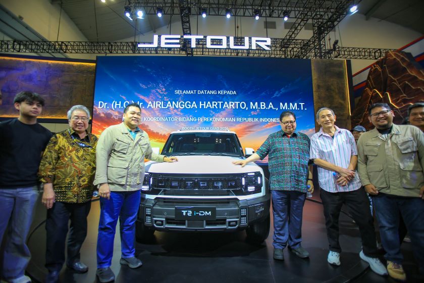 rsz Menko Perekonomian Airlangga Hartarto Kunjungi Booth JETOUR di GIIAS 2026